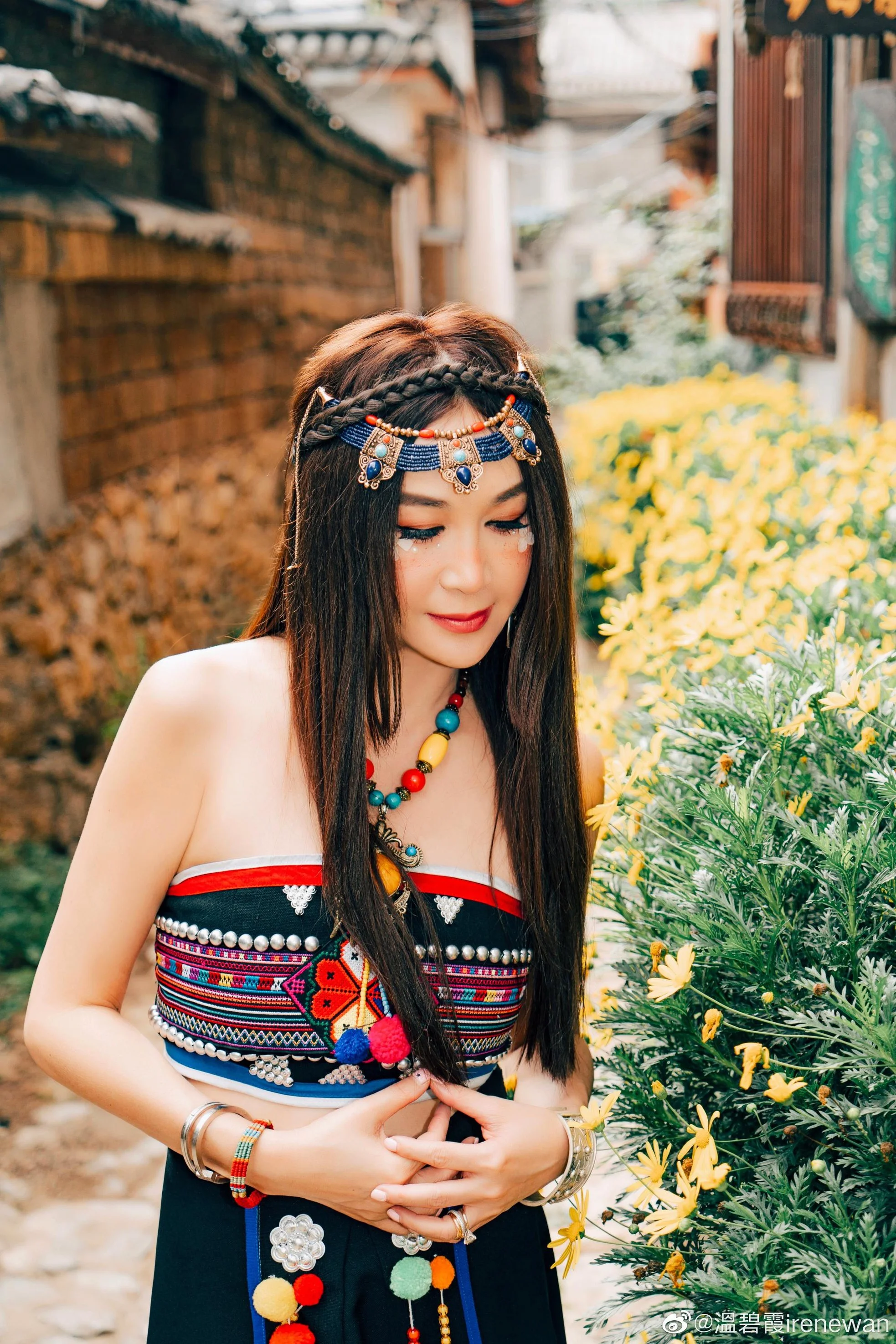 Ôn Bích Hà mặc trang phục thổ cẩm giữa không gian cổ kính