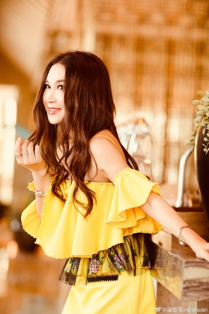 Ôn Bích Hà mặc váy vàng lệch vai trong không gian sang trọng