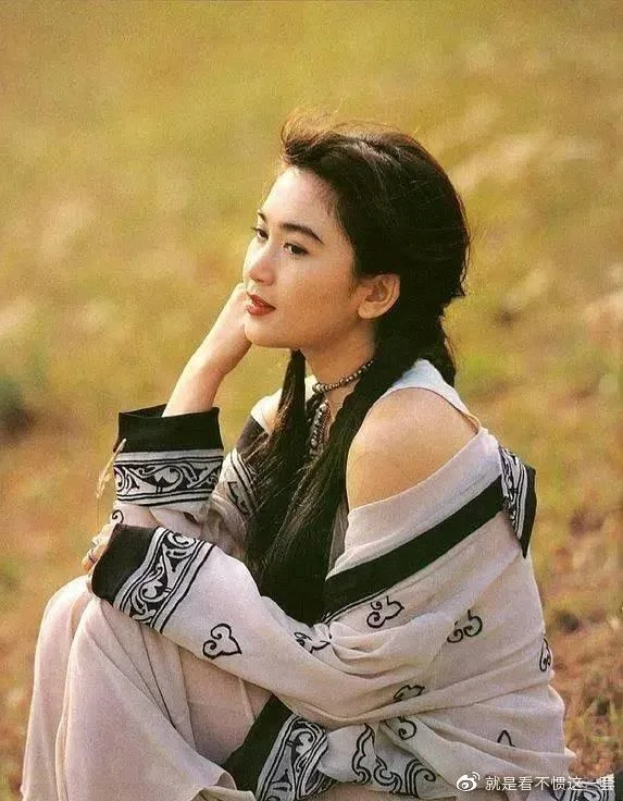 Ôn Bích Hà ngồi ngoài trời trong trang phục trắng đen