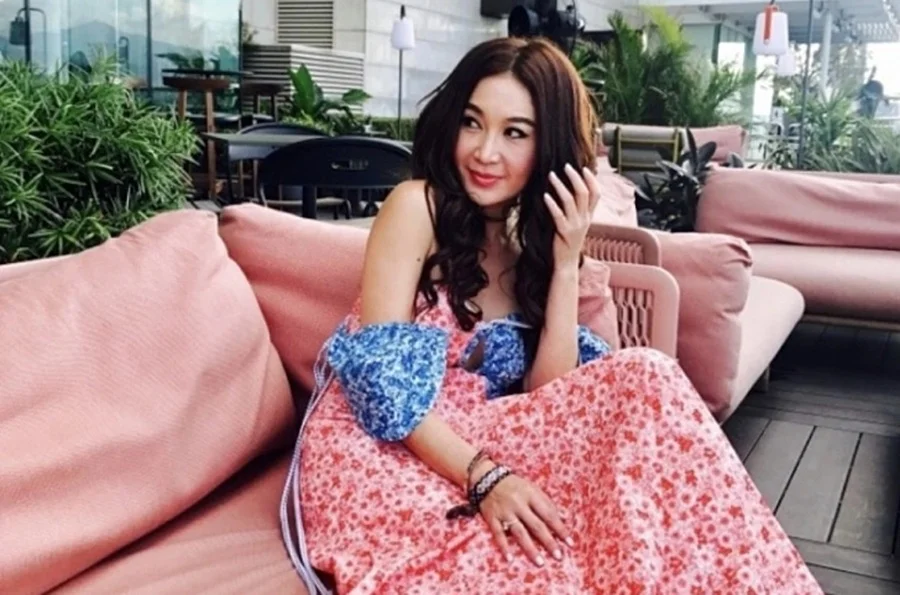 Ôn Bích Hà ngồi thư giãn trên ghế sofa hồng