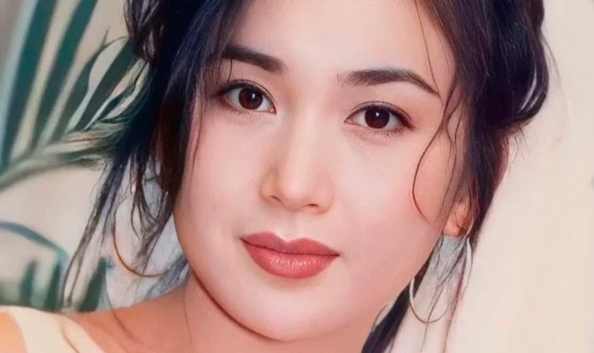 Ảnh chân dung cận cảnh Ôn Bích Hà với vẻ đẹp thanh lịch trong không gian sáng và có cây xanh
