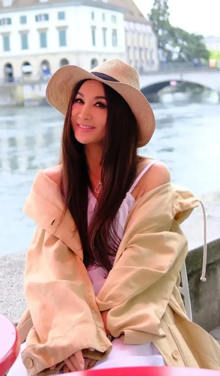 Ôn Bích Hà đội mũ rộng vành bên bờ sông