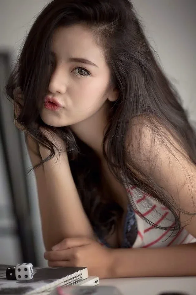 Hình ảnh pin nữ cá tính với phong cách thời trang cực chất.