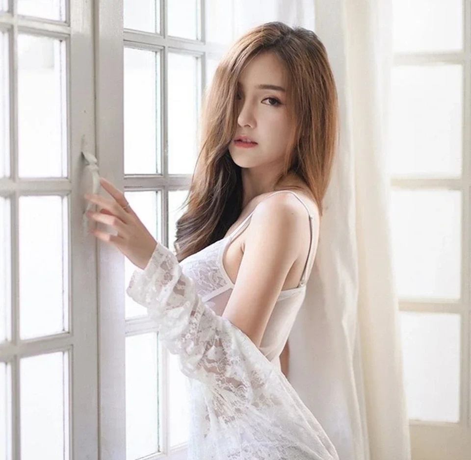 Ảnh pin nữ với outfit xinh xắn và cách tạo dáng tự nhiên.