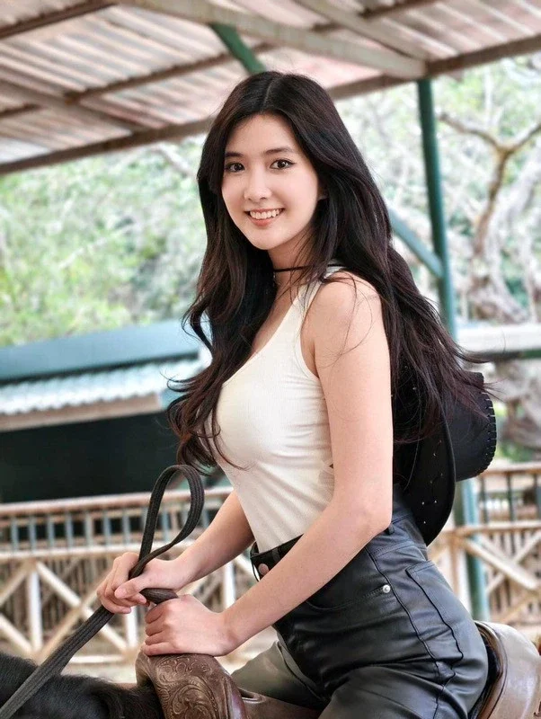 Ảnh pin nữ cute với biểu cảm đáng yêu và gương mặt xinh xắn.