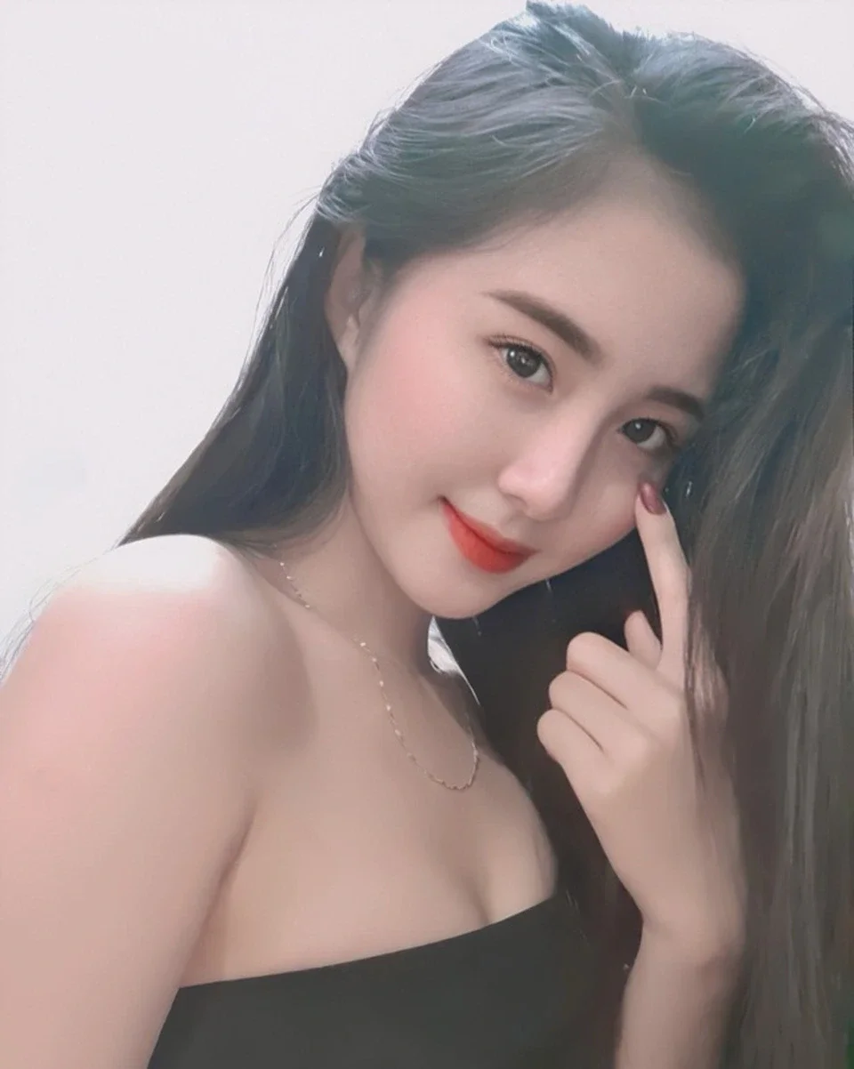Hình ảnh gái xinh làm pin với phong cách trẻ trung, hiện đại.