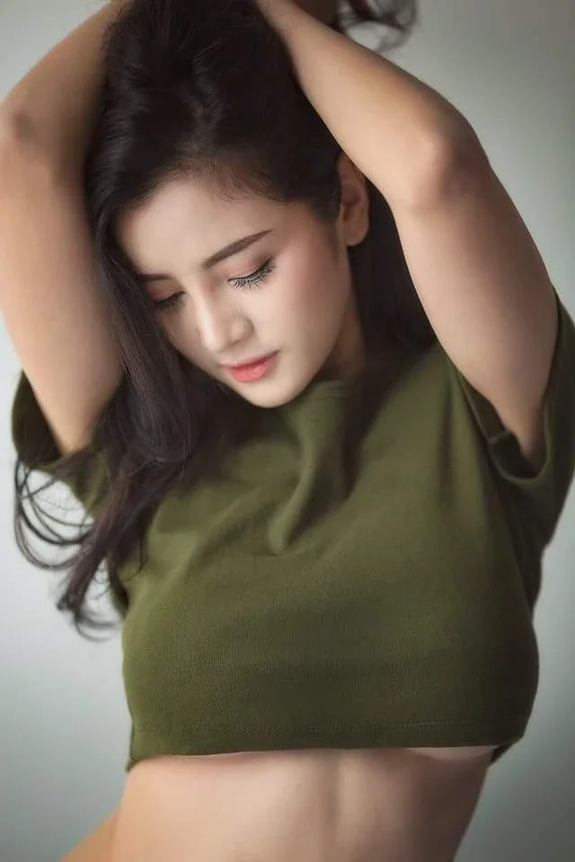 Ảnh pin nữ xinh nổi bật giữa khung cảnh đầy màu sắc.