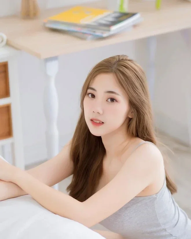 Ảnh pin nữ nổi bật cùng outfit thời trang và thần thái tự tin.