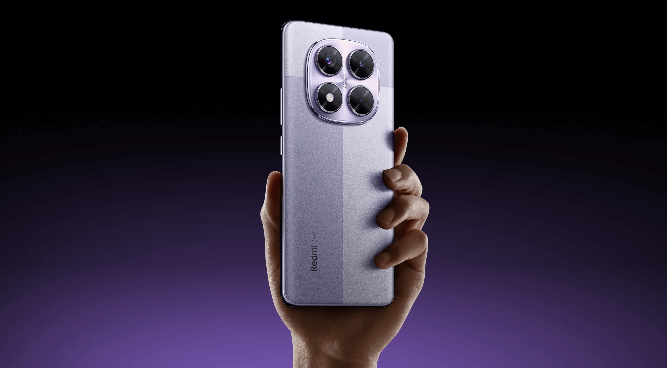 Hình nền điện thoại smartphone màu tím được cầm trên nền tối