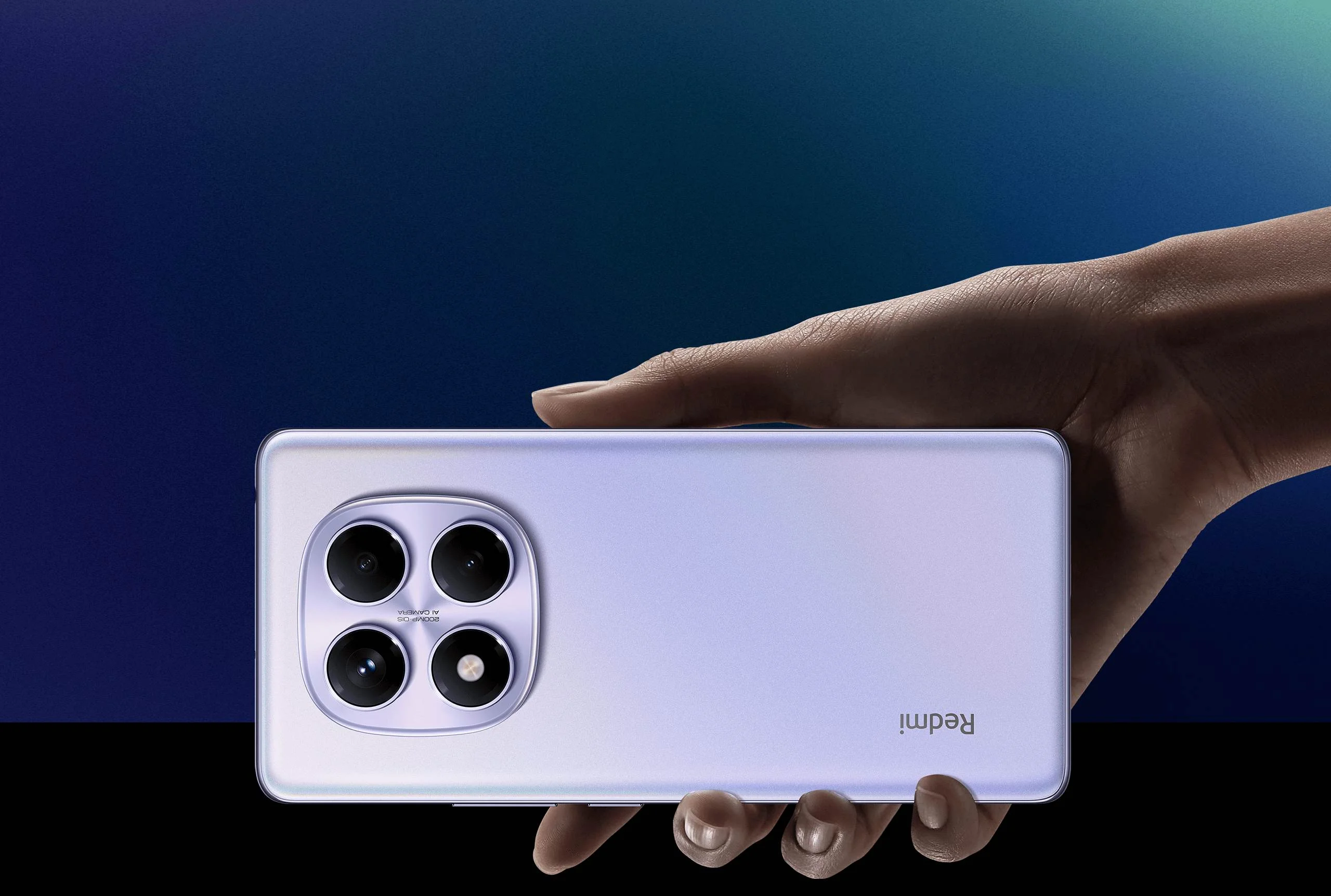 Điện thoại Redmi màu tím nhạt được cầm trên tay, hình nền điện thoại