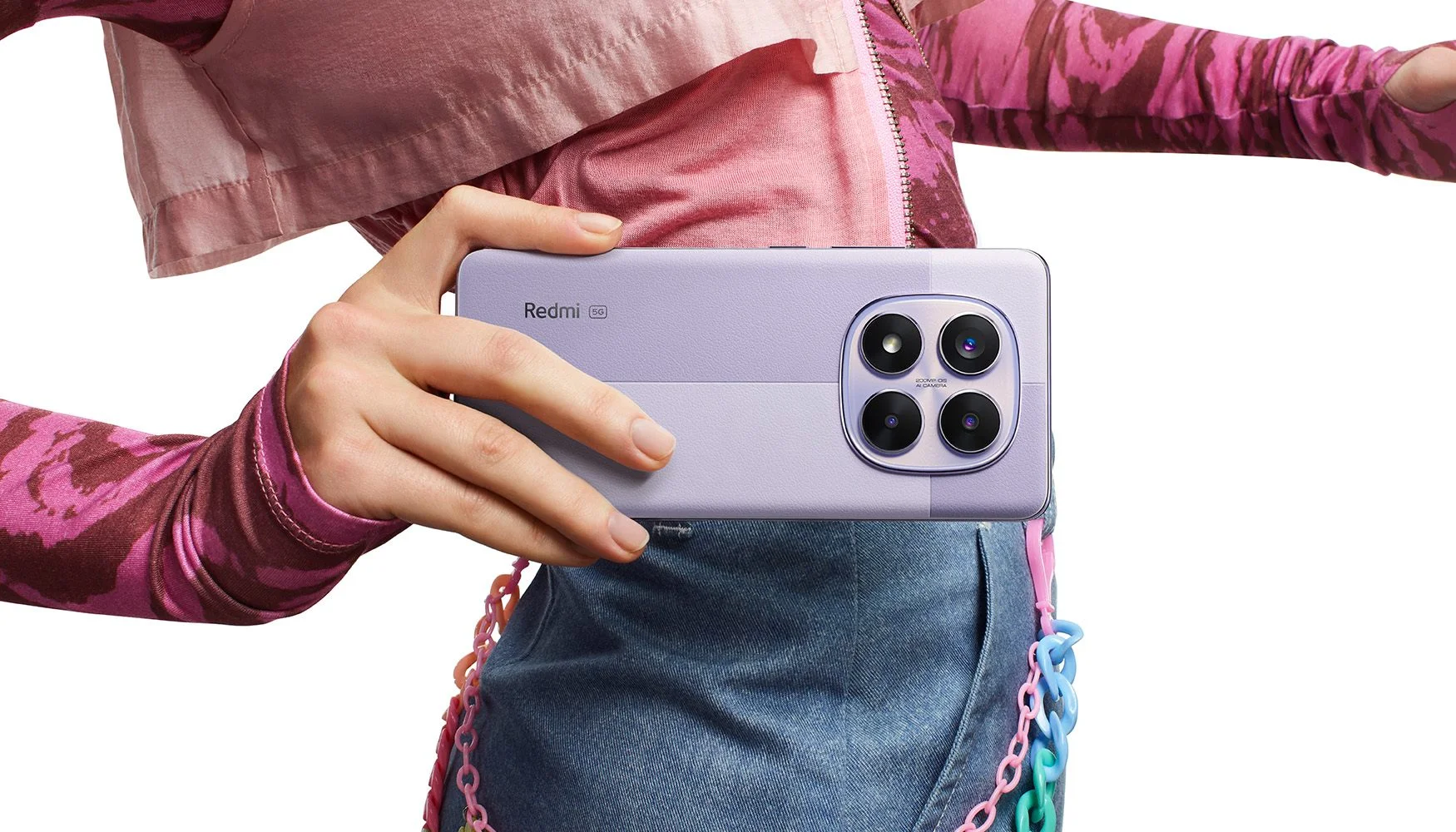 Hình nền điện thoại người phụ nữ cầm smartphone Redmi màu tím